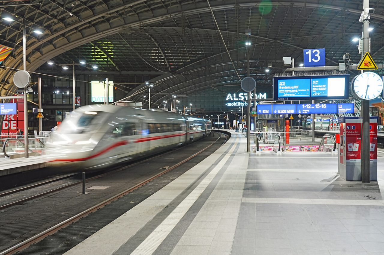 ICE während des GDL-Streiks am 24.01.2024 im Berliner Hauptbahnhof