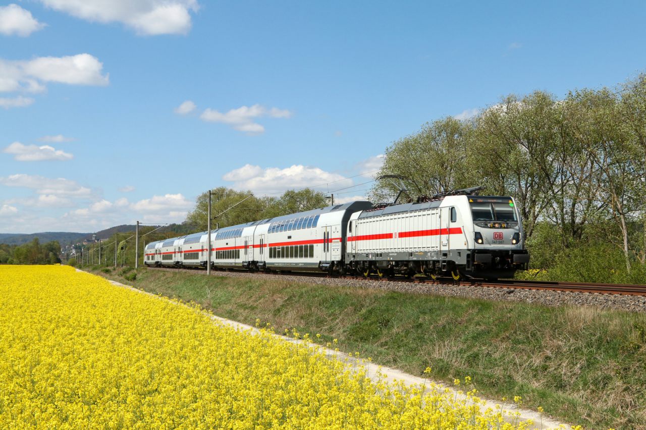 DB Fernverkehr mit einem Intercity 2 (Twindexx / Baureihe 147) entlang eines Rapsfeldes auf der Saalebahn