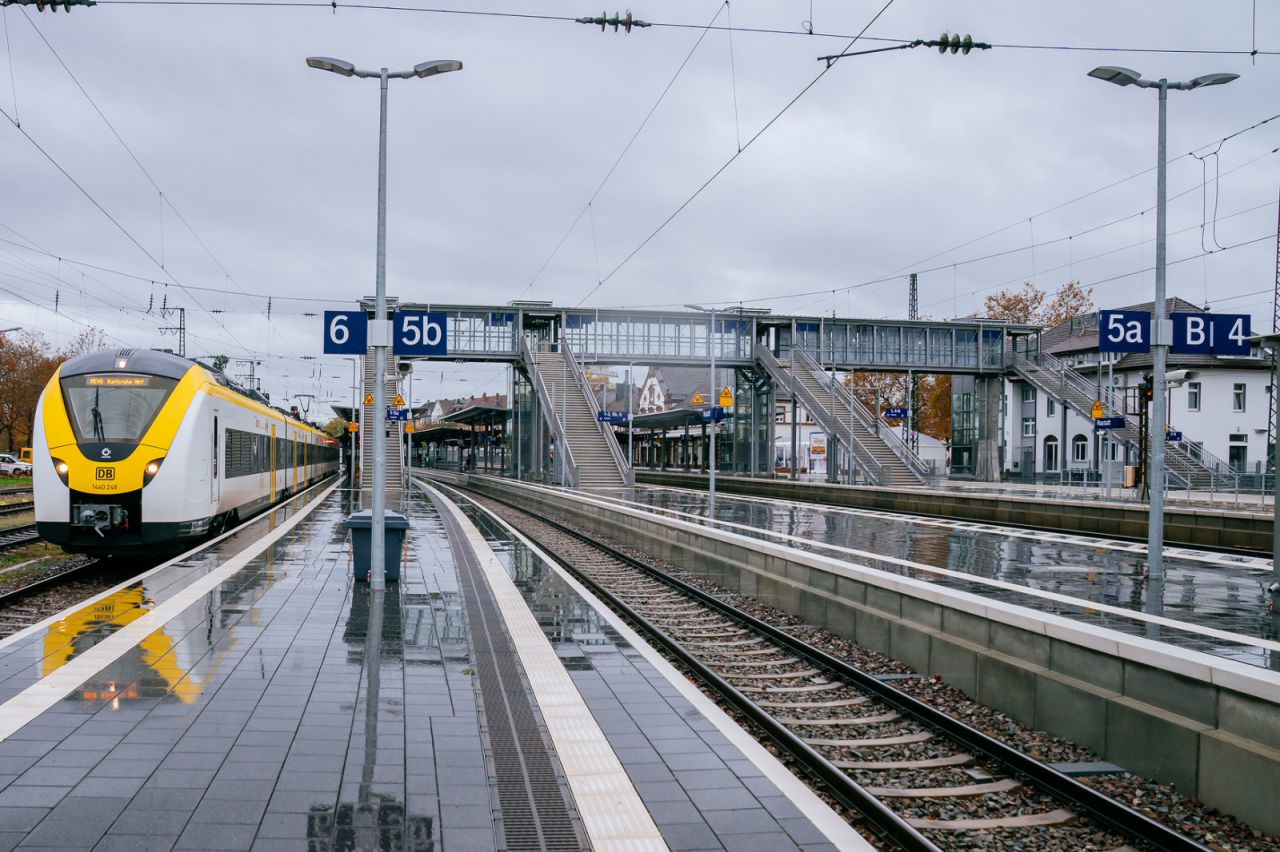 Baureihe ET 1440 als Regional-Express im modernisierte Bahnhof Rastatt