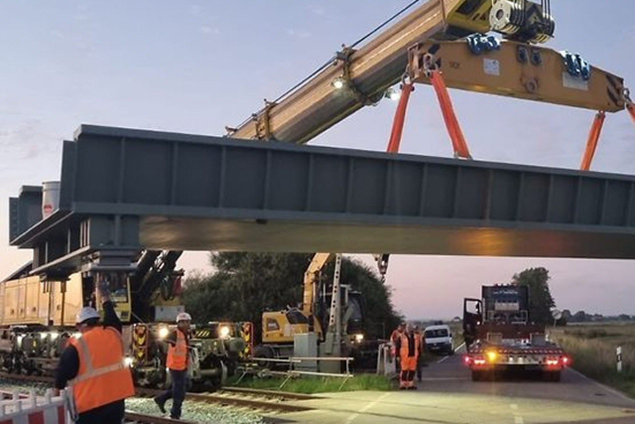 Bauarbeiten an der neuen Eisenbahnbrücke über die Südermiele