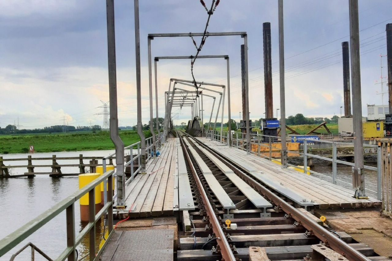 Beschädigte Ersatzeisenbahnbrücke