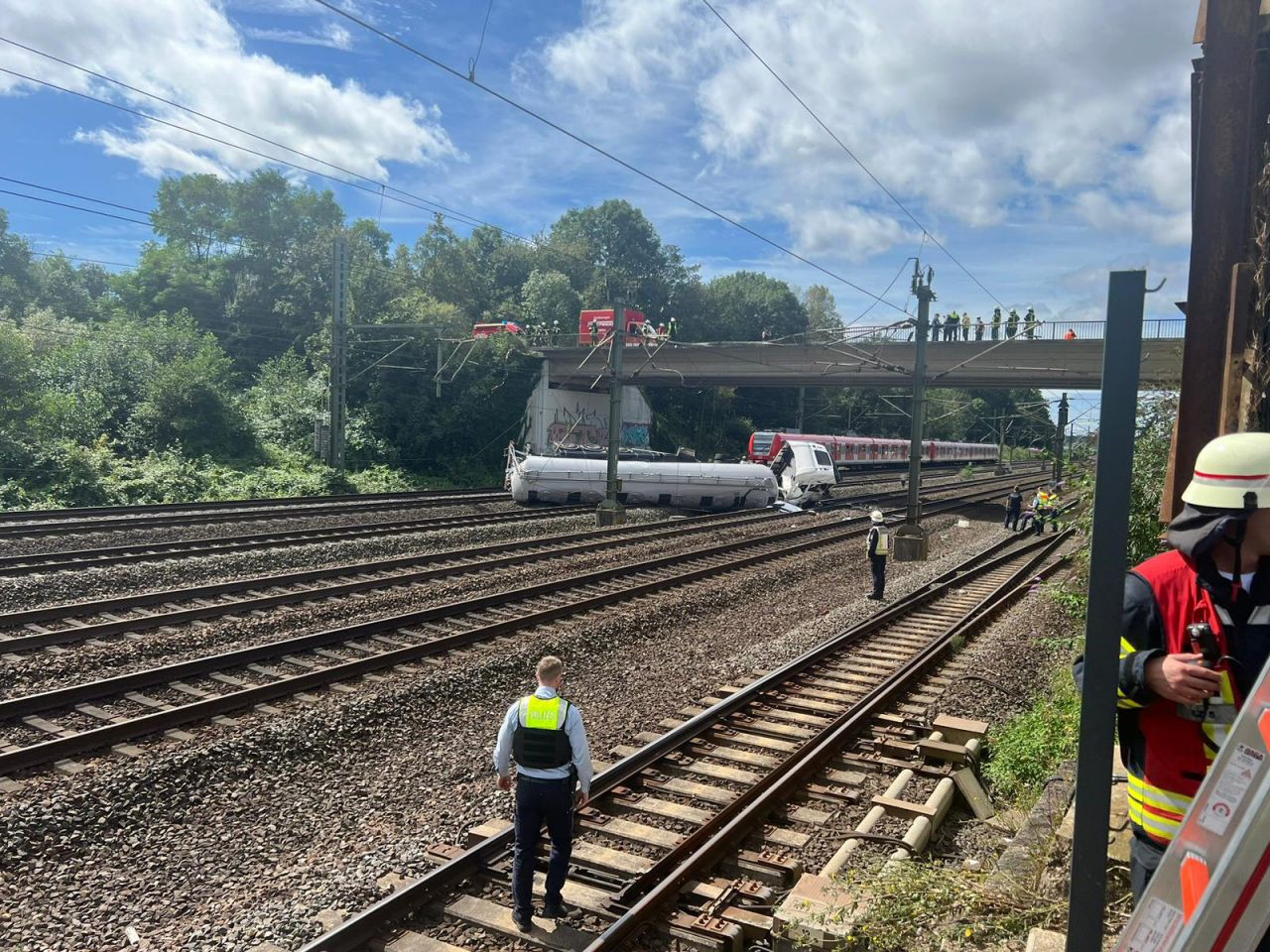 Lkw stürzt auf die Bahnstrecke zwischen Köln und Aachen