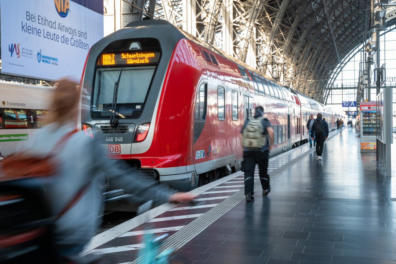 Regionalzug im Frankfurter Hauptbahnhof