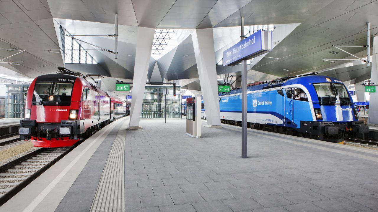 Railjet am Hauptbahnhof Wien