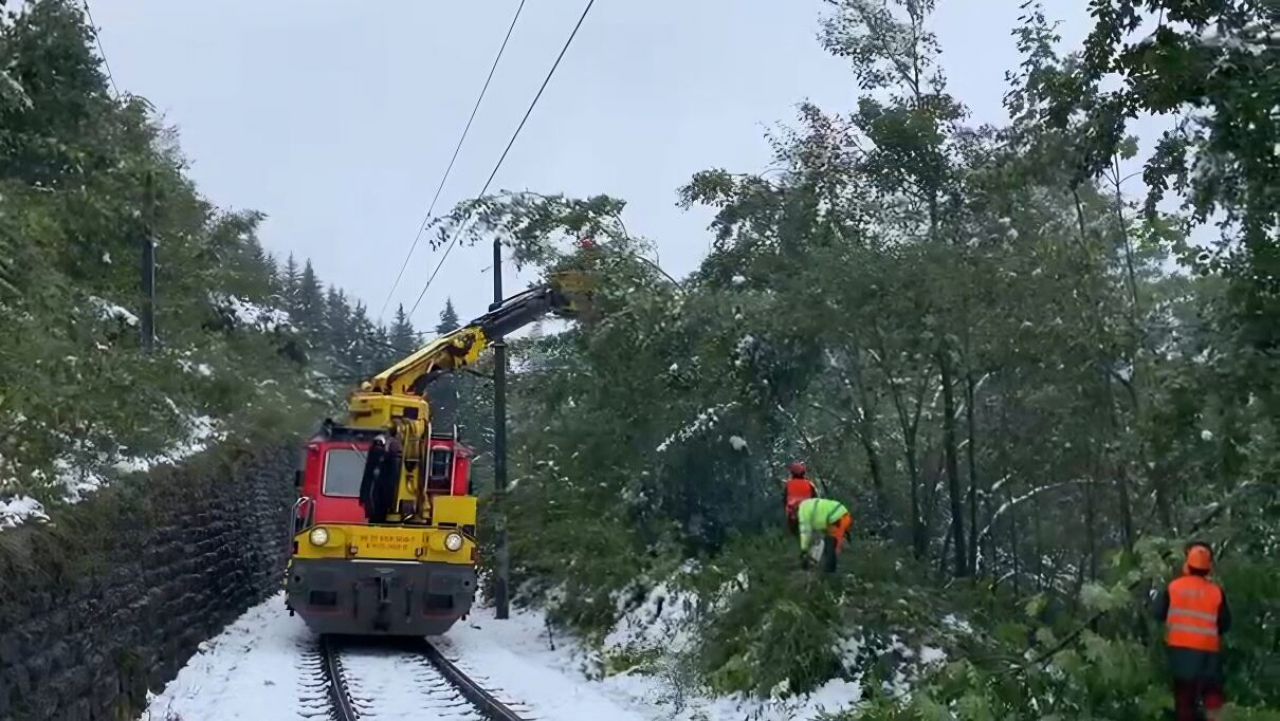 Aufräumarbeiten an der Tauernbahnstrecke