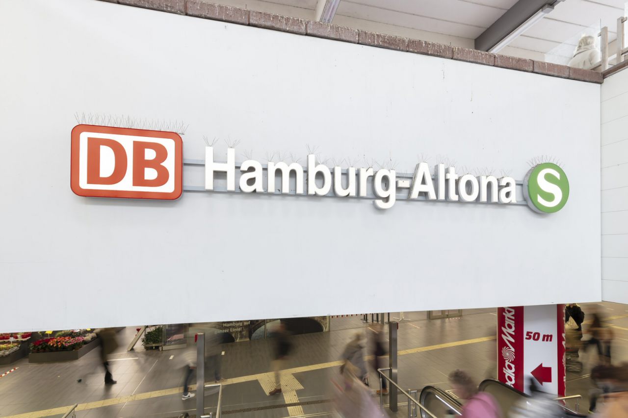 Zur Empfangshalle des Bahnhofs Hamburg-Altona im Jahr 2022