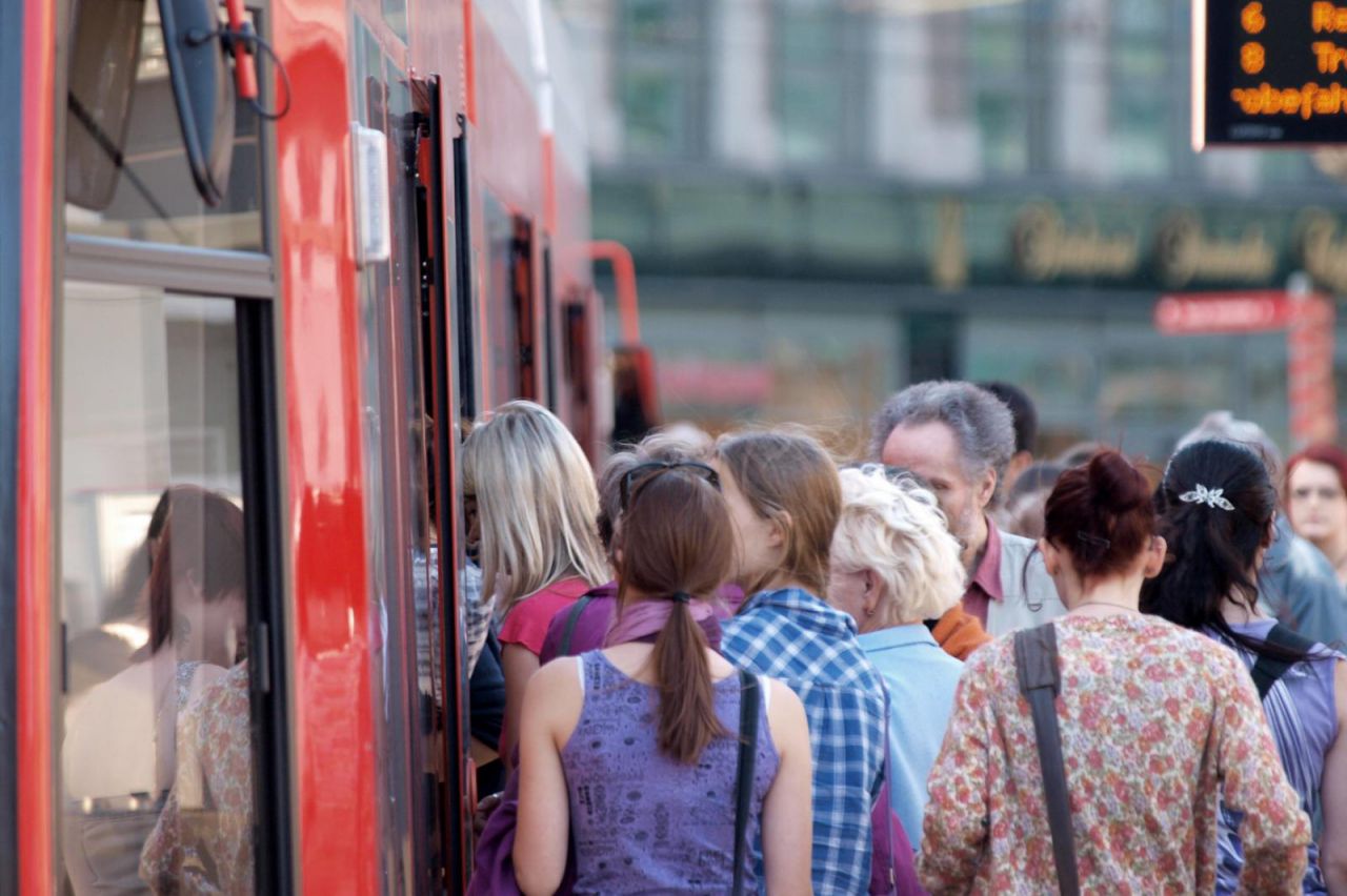 Fahrgäste in einer Straßenbahn