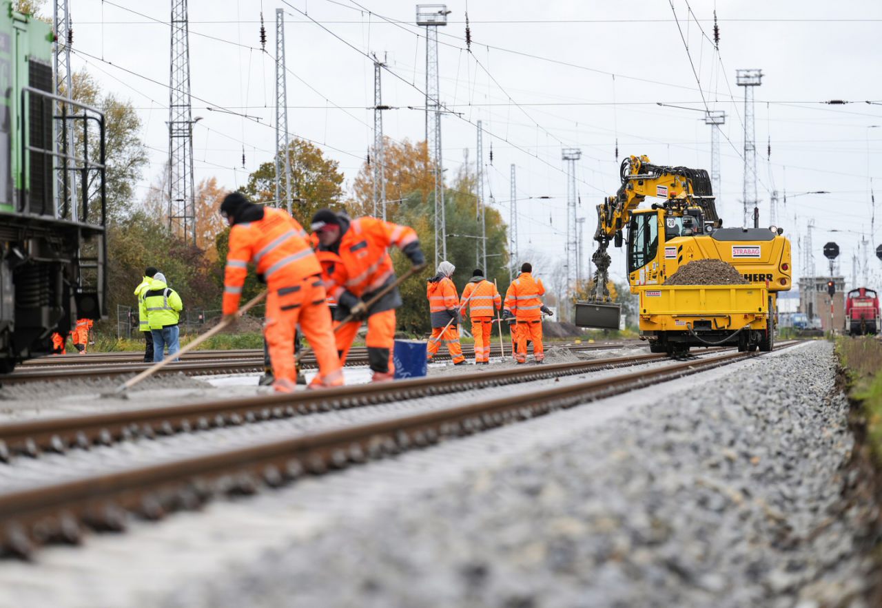 Investitionen in die Infrastruktur - hier: Kabelkanal wird angelegt (im Bahnhof Rostock Seehafen durch die Firma STRABAG)