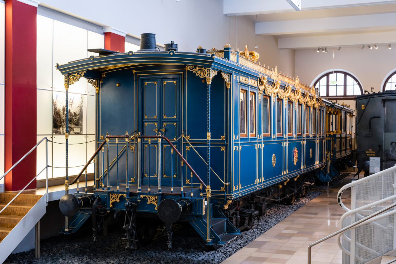 Besonderes Glanzstück im DB Museum Nürnberg ist ein Schloss auf Rädern: zwei Prunkwagen aus dem Hofzug des bayerischen Märchenkönigs Ludwig II