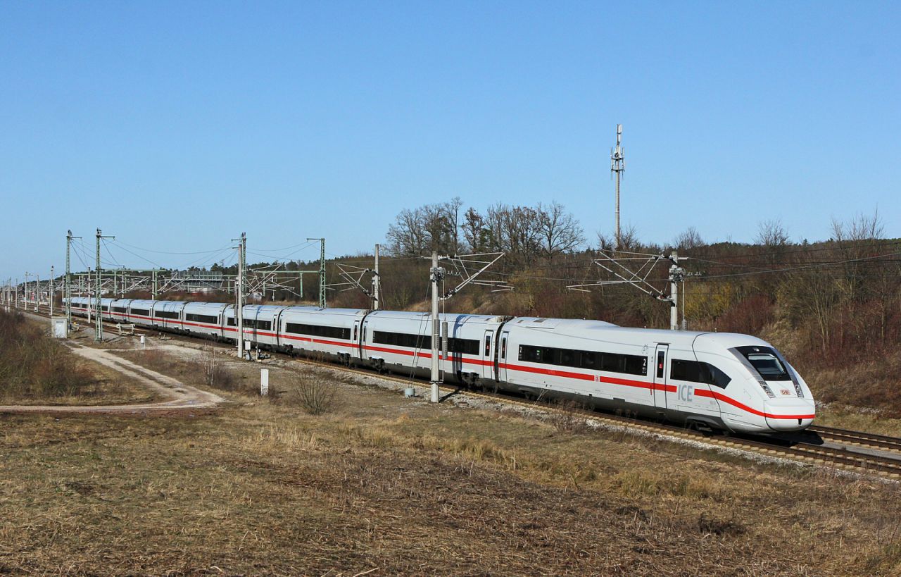 ICE 4 Baureihe 412 auf der Schnellfahrstrecke Nürnberg–Ingolstad (NIM) bei der Durchfahrt Allersberg