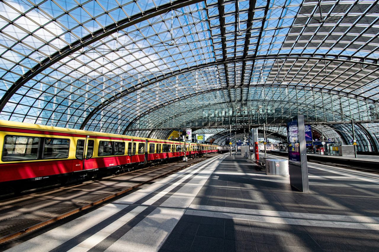 S-Bahn im Hauptbahnhof Berlin