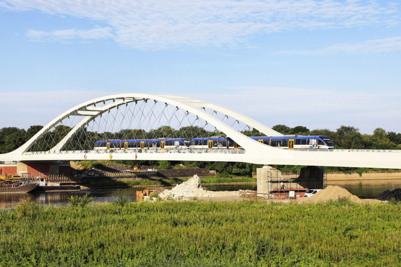 Ein Zug der RB26 beim Überqueren der neuen Oder-Brücke bei Küstrin