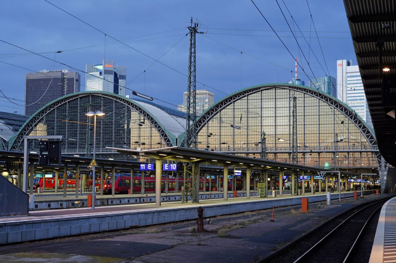 Frankfurt (Main) Hbf in der Abenddämmerung