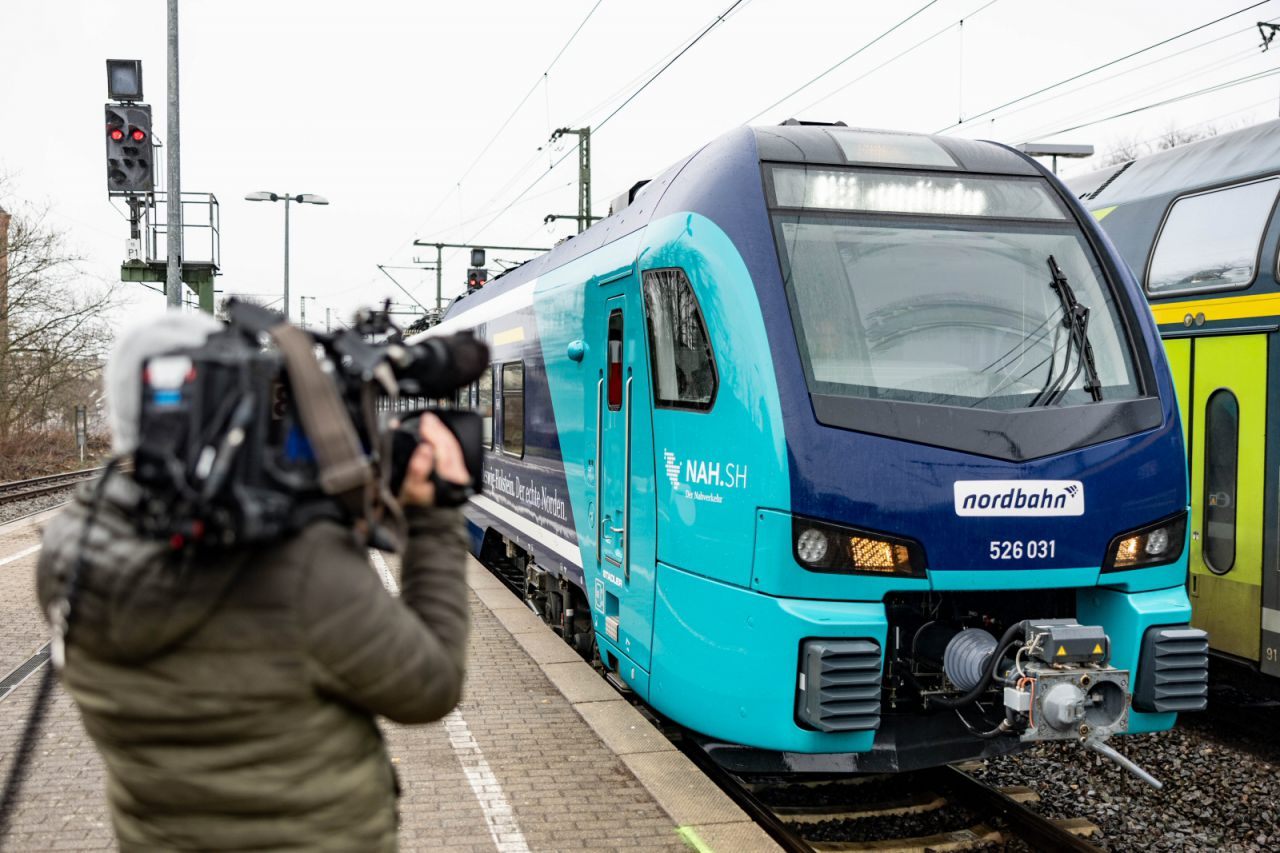 Akkuzug von Stadler im Bahnhof Neumünster