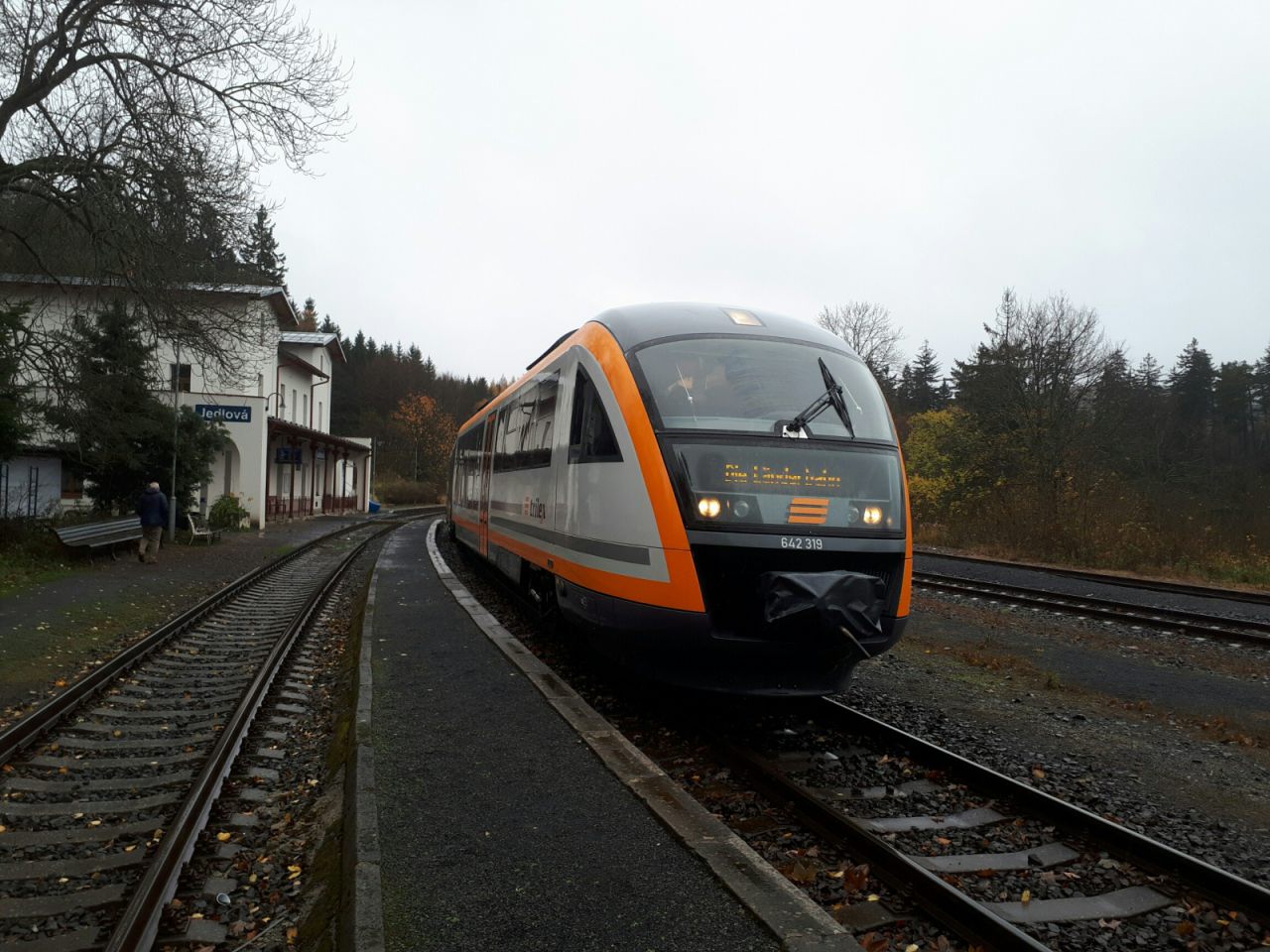 Probefahrt mit dem ersten modernisierten Desiro-Triebwagen beim Halt im tschechischen Bahnhof Jedlová