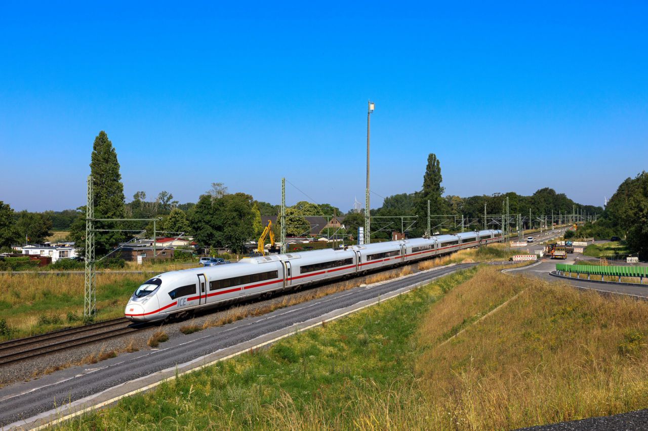 Unterwegs auf der BETUWE - ICE 3neo Baureihe 408 des DB Fernverkehr als ICE 220 auf der Strecke Emmerich - Oberhausen zwischen Haldern und Mehrhoog