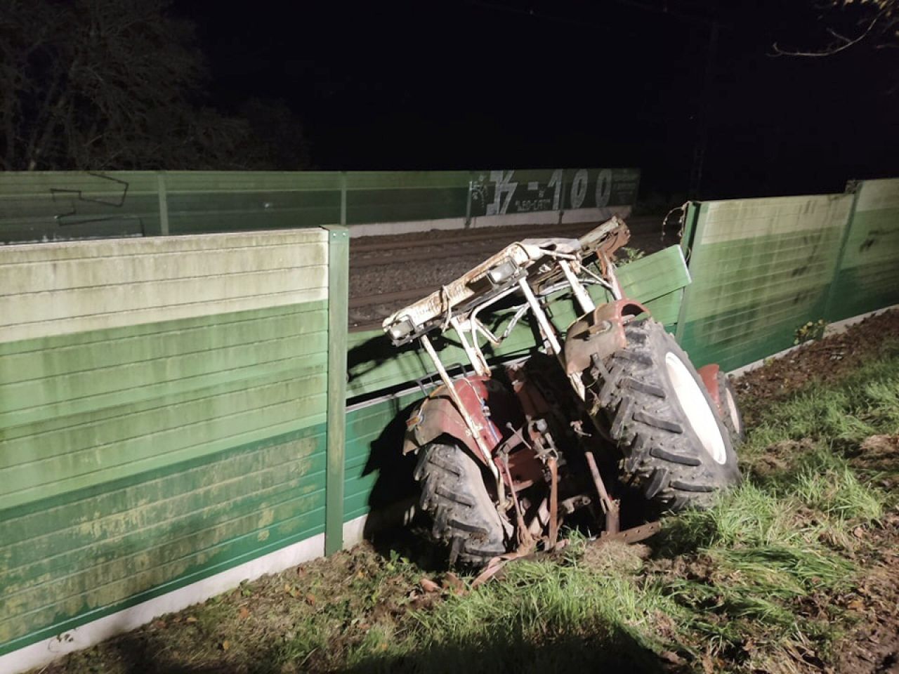 Traktor durchbricht Lärmschutzwand