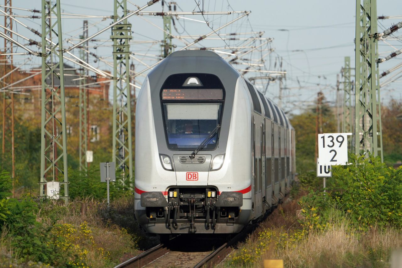 IC 2 kurz vor dem Hauptbahnhof in Magdeburg