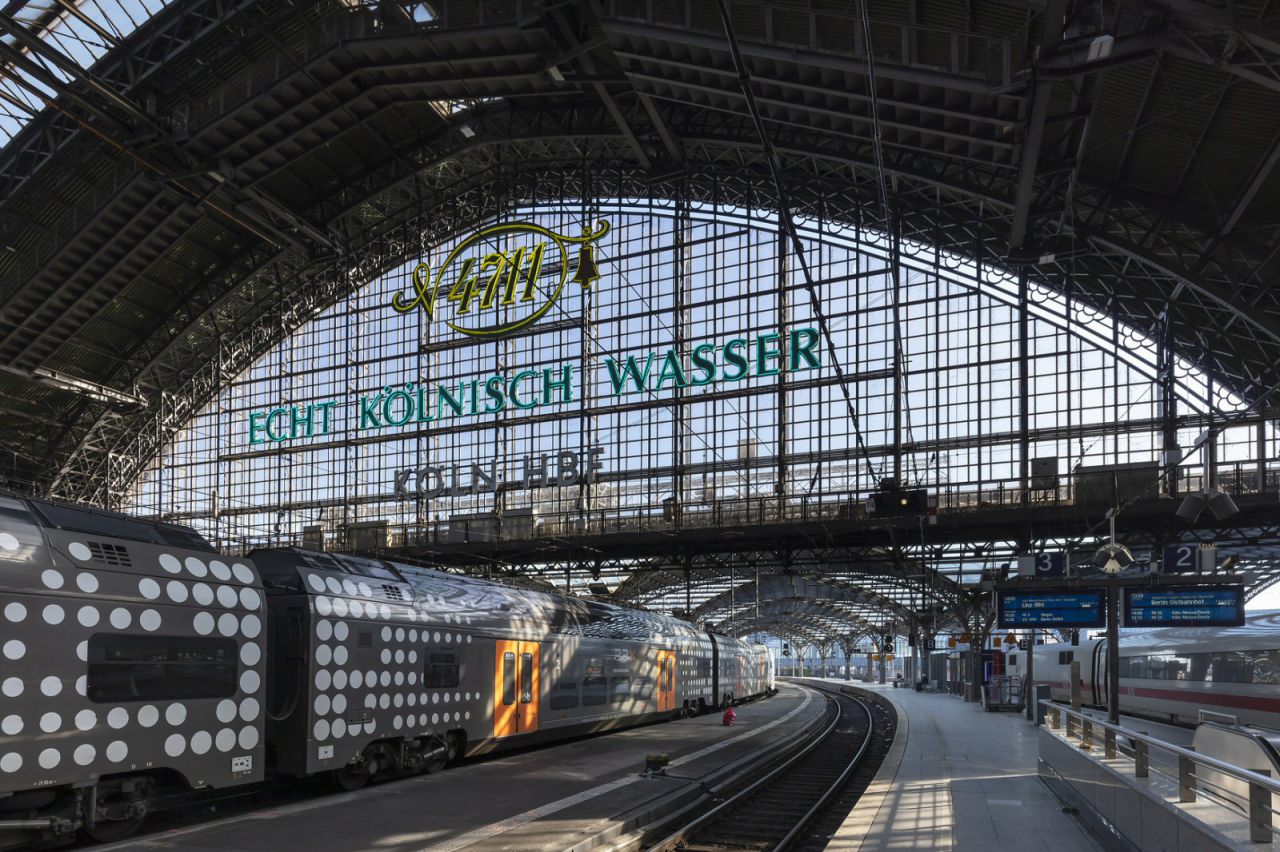 Blick auf die Bahnsteige des Hauptbahnhofs Köln