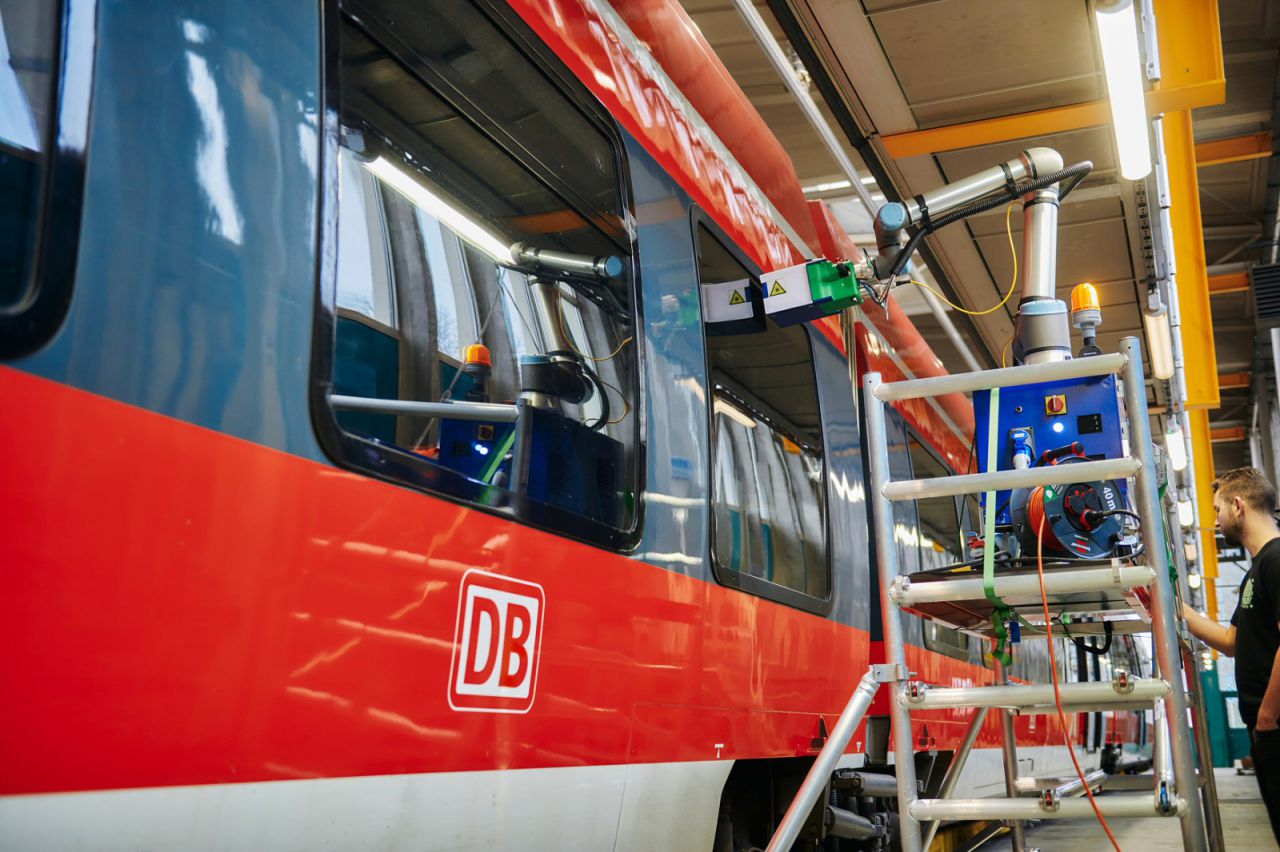 Nachträgliches Lasern der Scheibe eines Nahverkehrszuges von DB Regio zur Verbesserung des Mobilfunkempfang