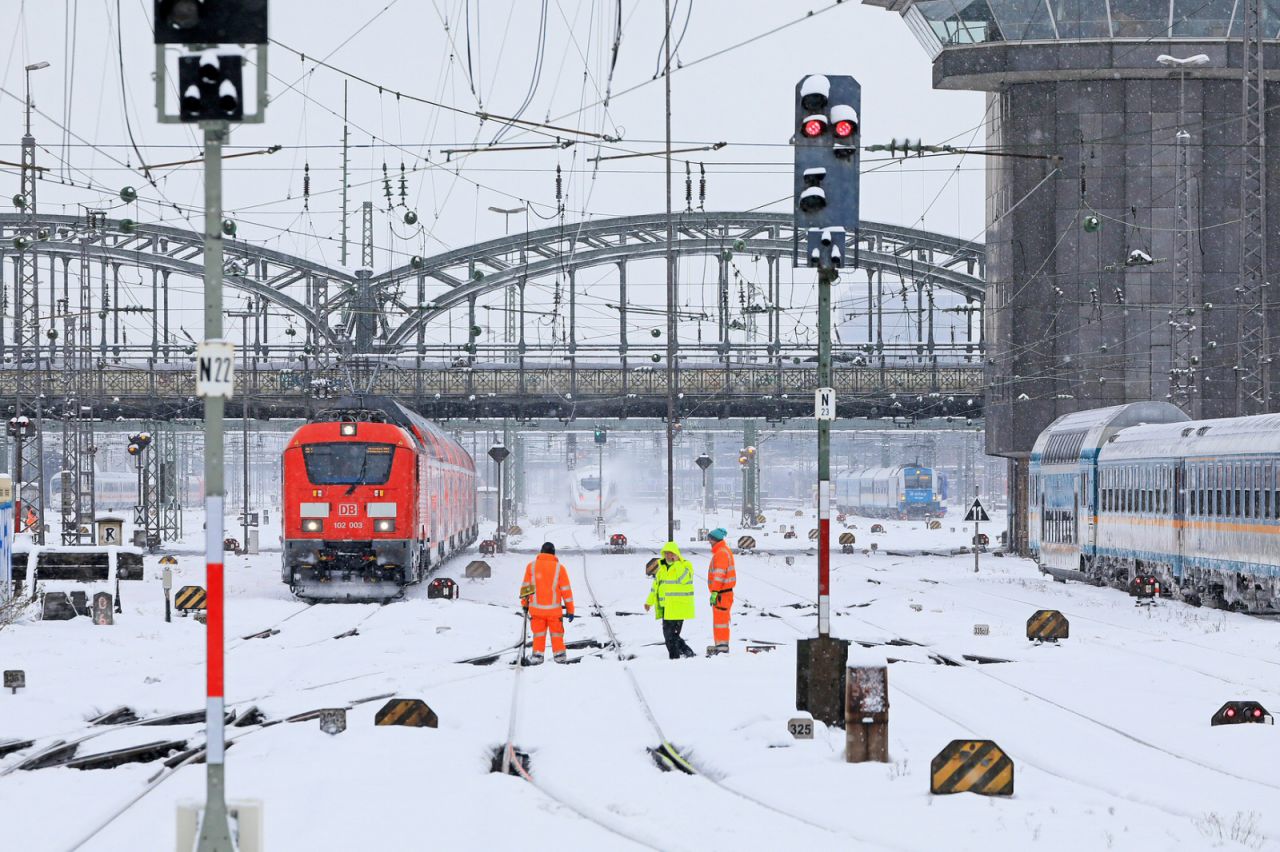 Verschneite Weichen am Hauptbahnhof München