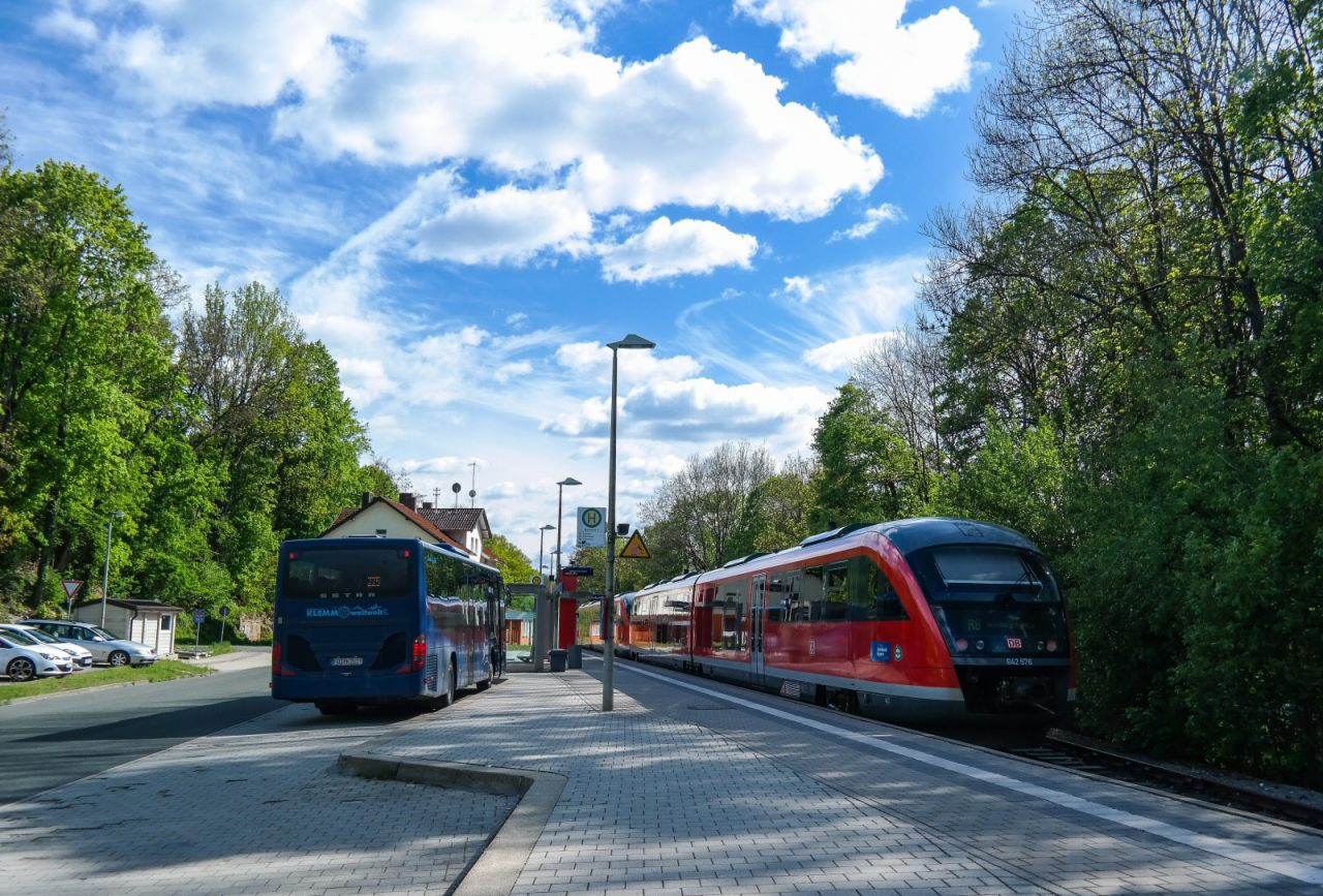 Bus und Bahn am Bahnhof Gräfenberg