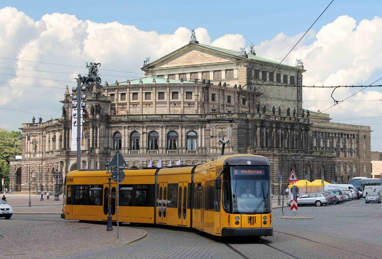 Straßenbahn vor der Semperoper in Dresden