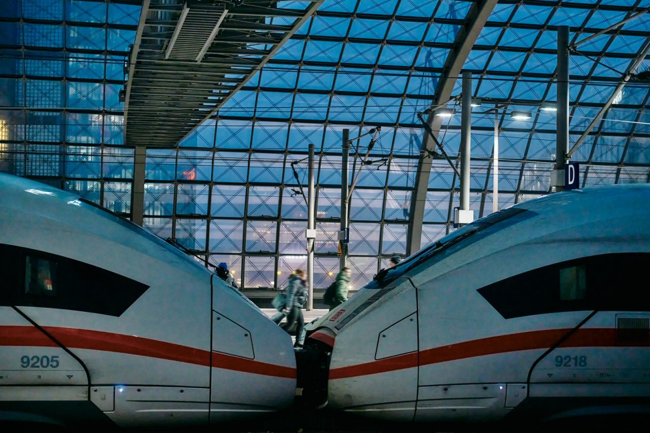 ICE 4 am Abend im Berliner Hauptbahnhof