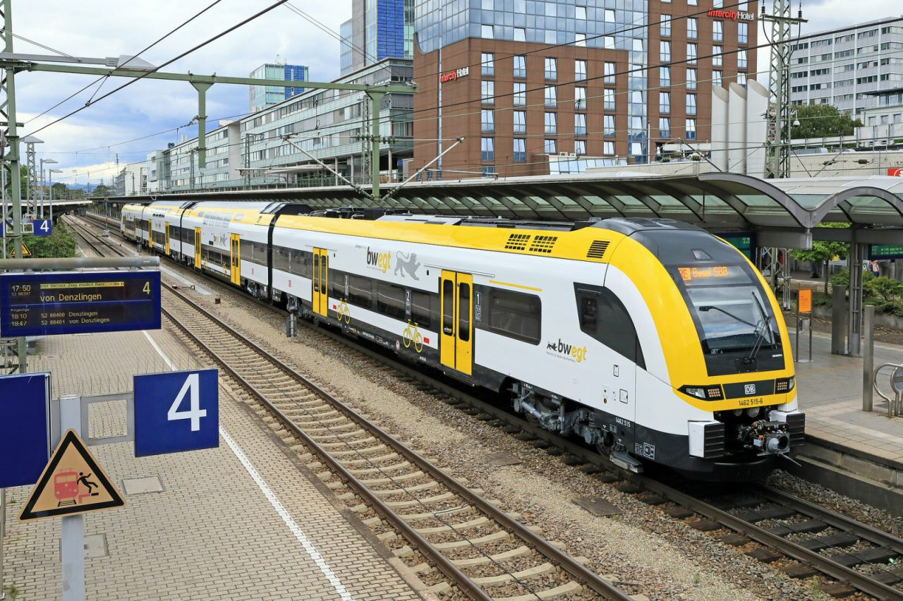 Ein Triebwagen der Baureihe 1462 Desiro HC der DB Regio Baden-Württemberg auf der Rheintalbahn, hier bei der Ausfahrt aus Freiburg (Breisgau) Hbf