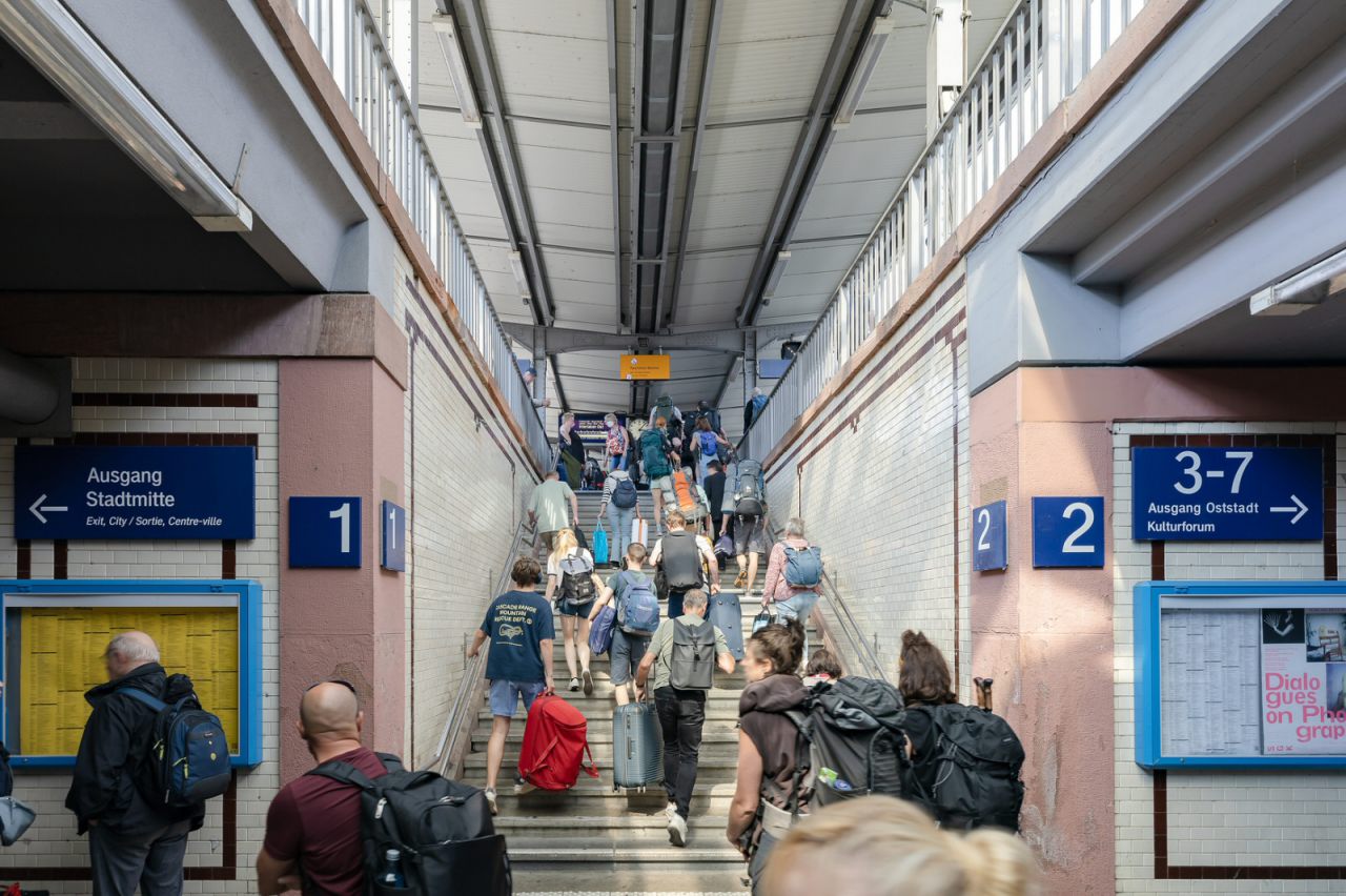 Treppenaufgang zu einem Bahnsteig des Bahnhofs Offenburg