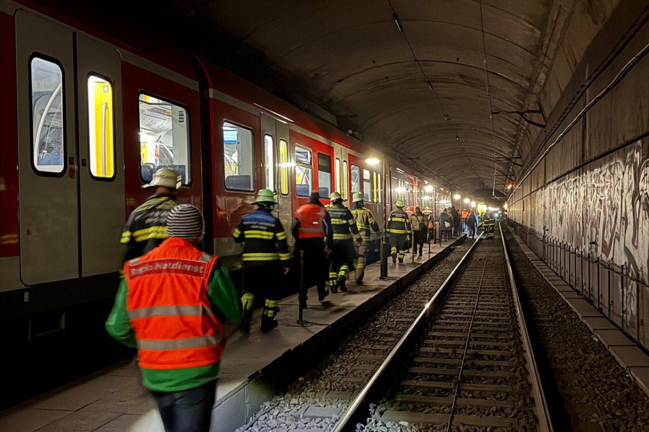 Räumung der liegengebliebenen S-Bahn