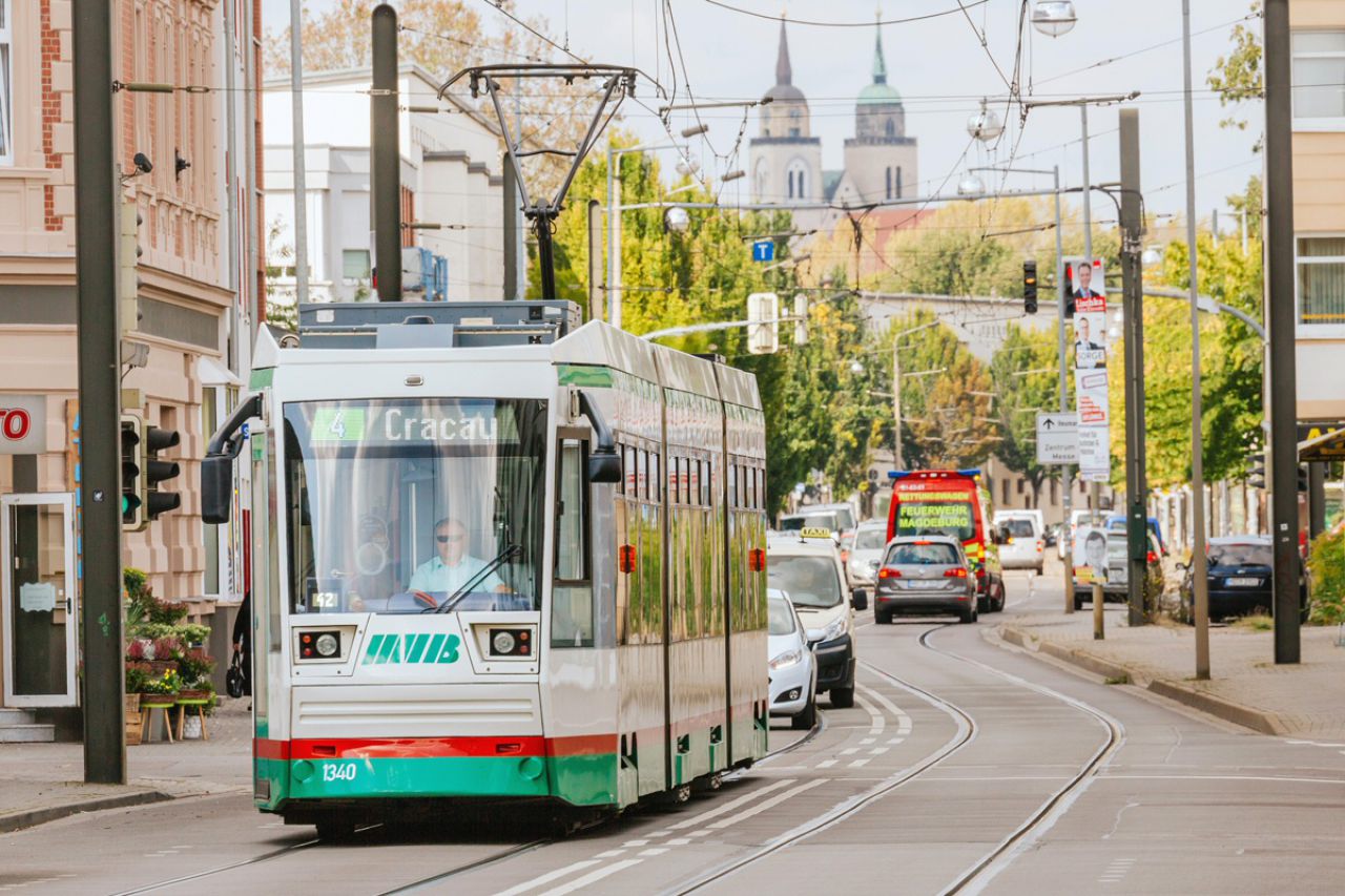 Straßenbahn der Linie 4 in Cracau