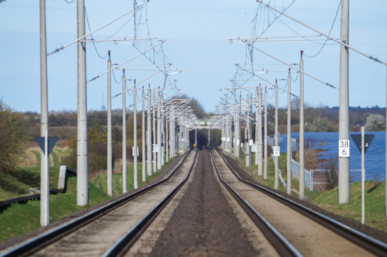 Zweigleisige Hauptbahn mit Fahrleitung