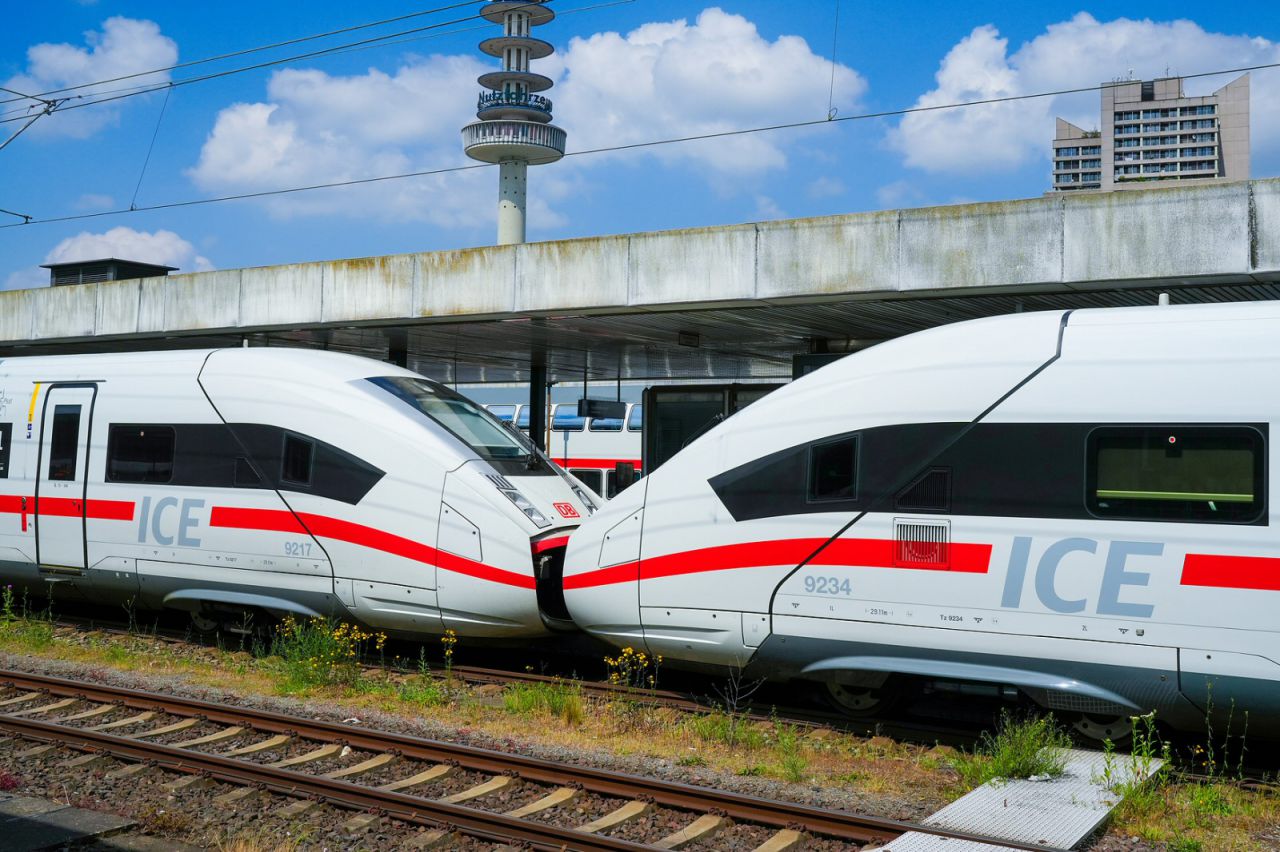 Zwei gekuppelte ICE 4 (siebenteilig) Baureihe 412 (siebenteilig) in Hannover Hbf