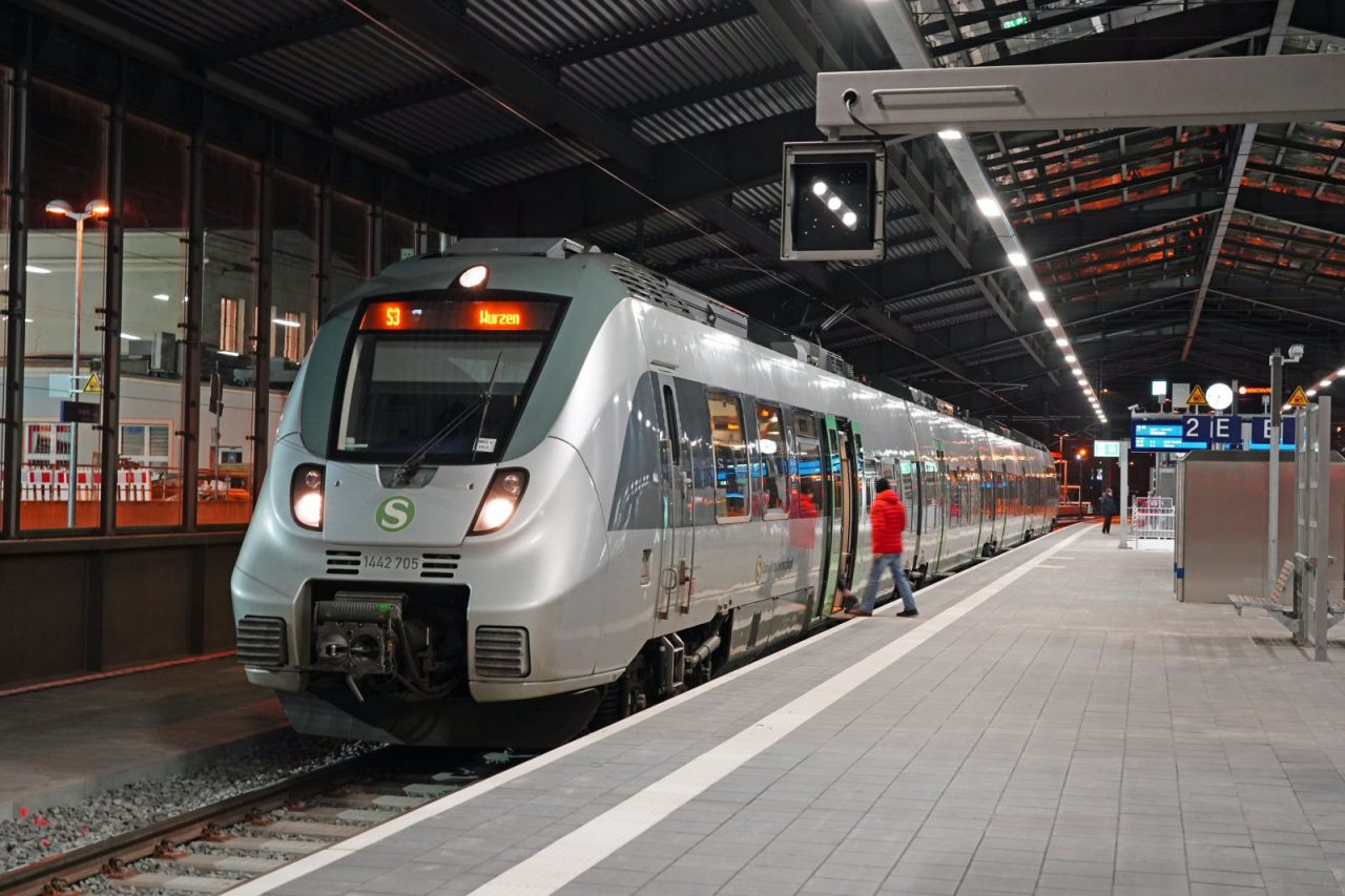 S-Bahn im Hauptbahnhof Halle (Saale)