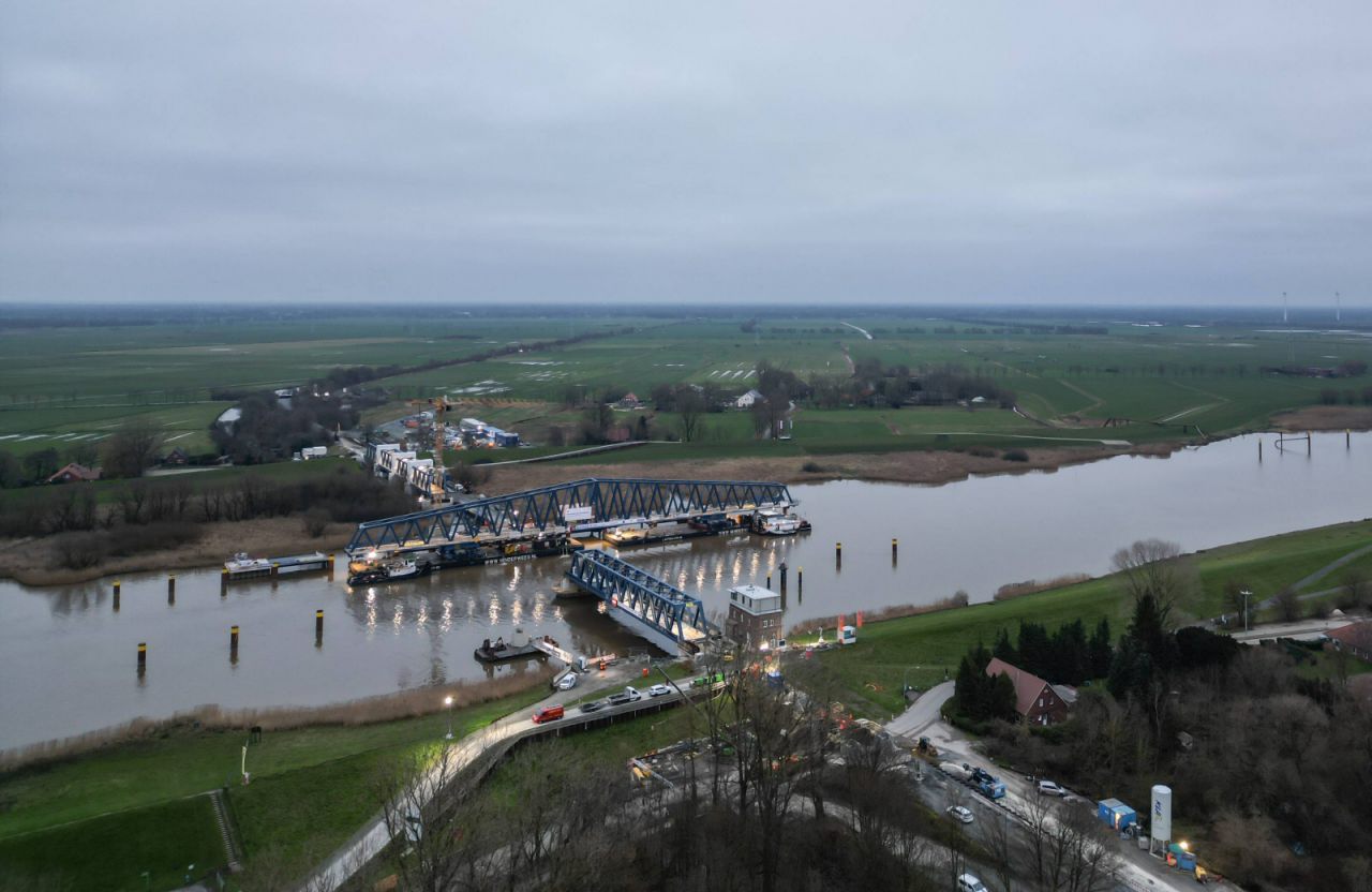 Letztes Bauteil der Friesenbrücke wird eingesetzt