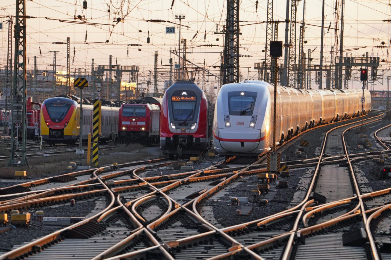 Frankfurt Main Hbf - Regio und Fernverkehr