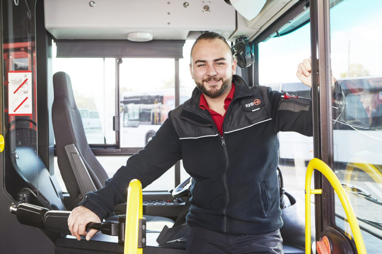 Auszubildender Fachkraft im Fahrbetrieb