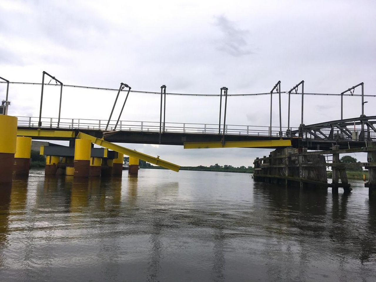 Beschädigte Ersatzbrücke über die Hunte