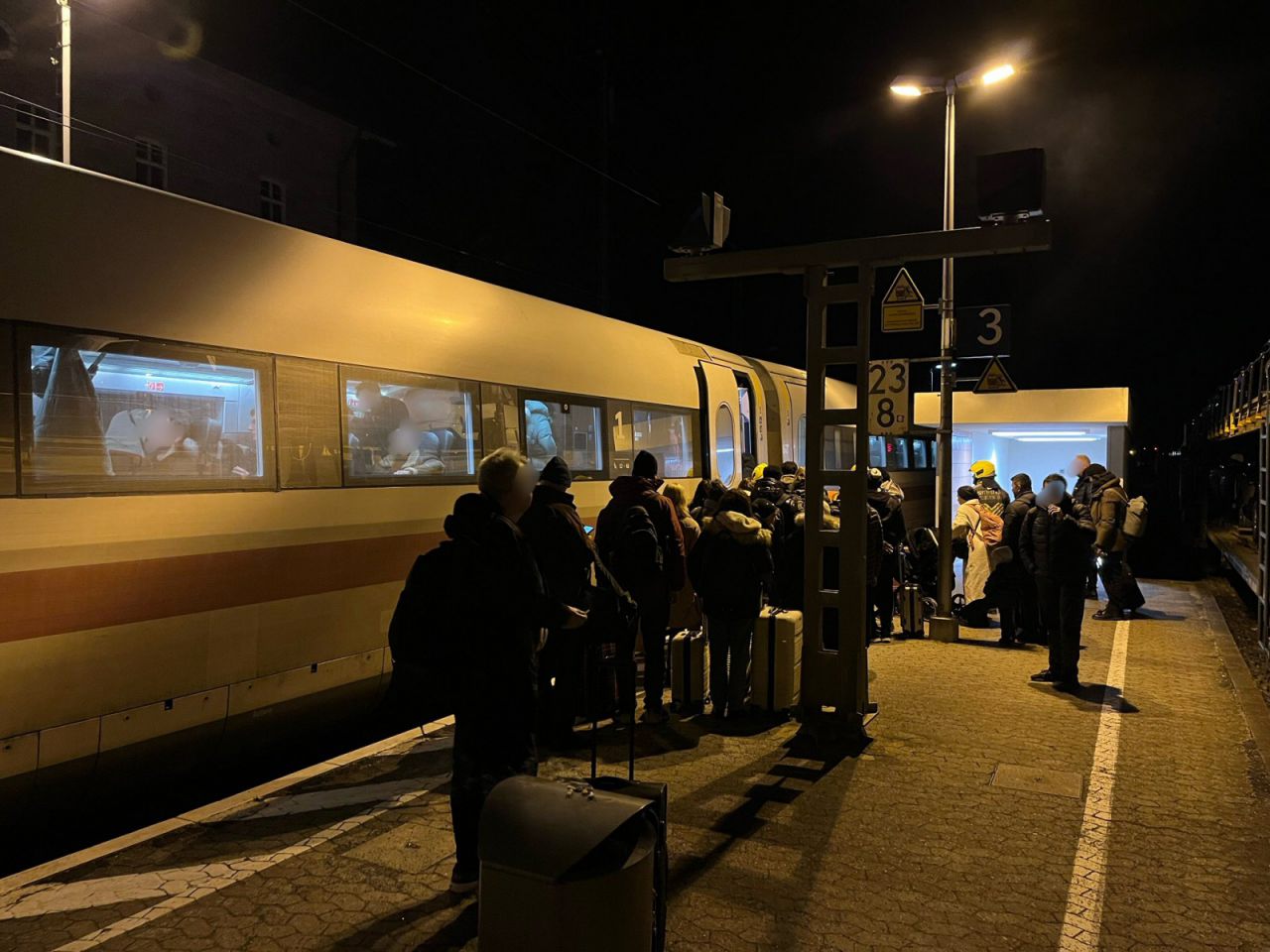 Rund hundert Fahrgäste müssen ICE in Emskirchen verlassen