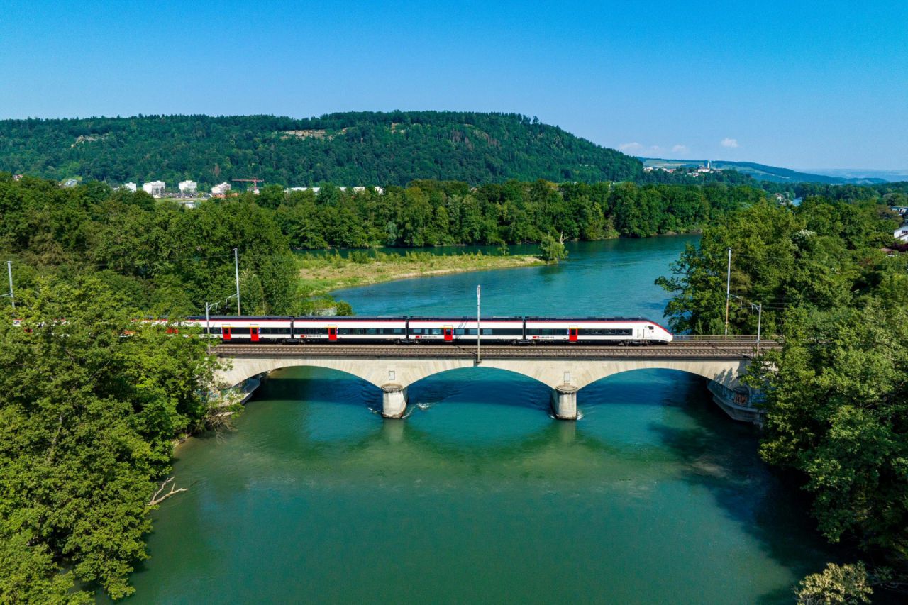 Ein Giruno fährt bei Turgi über eine Brücke