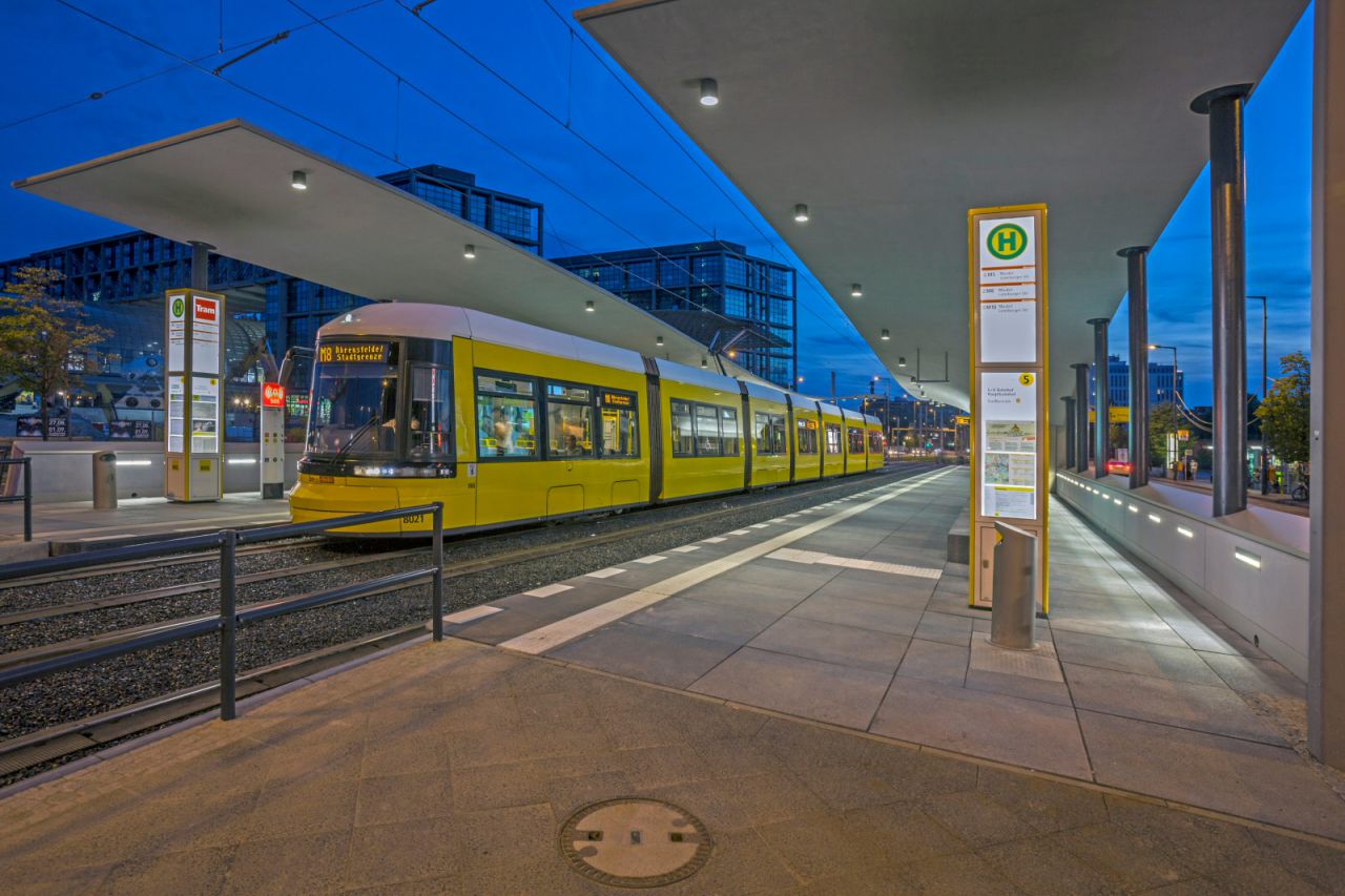 Flexity-Straßenbahn der Linie M8 am Berliner Hauptbahnhof