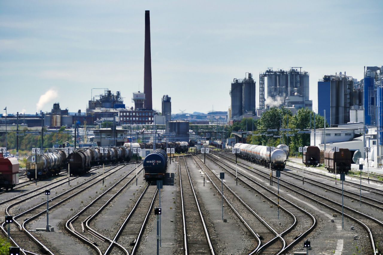 Industrieanlage und Kesselwagen