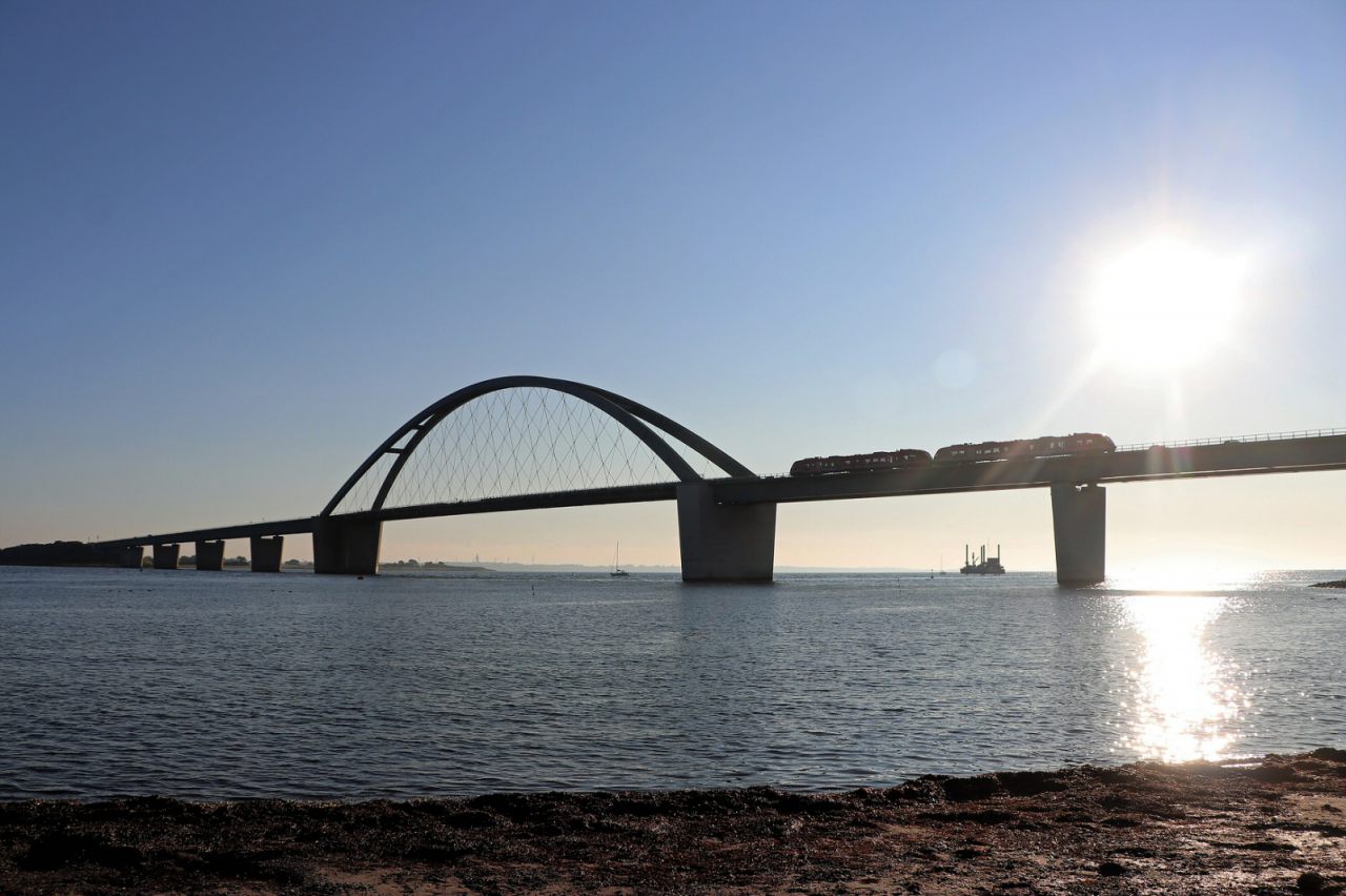 Fehmarnsundbrücke mit RB der DB Regio