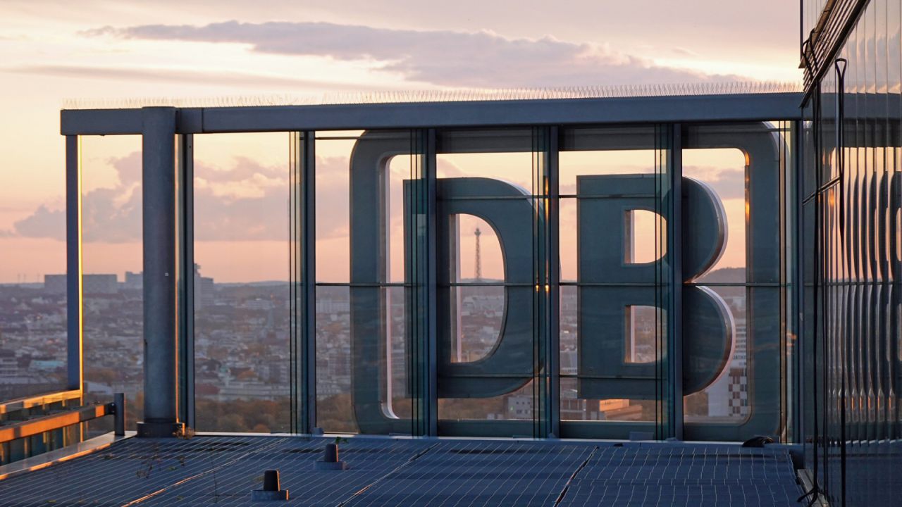 DB-Logo auf dem Bahntower in Berlin