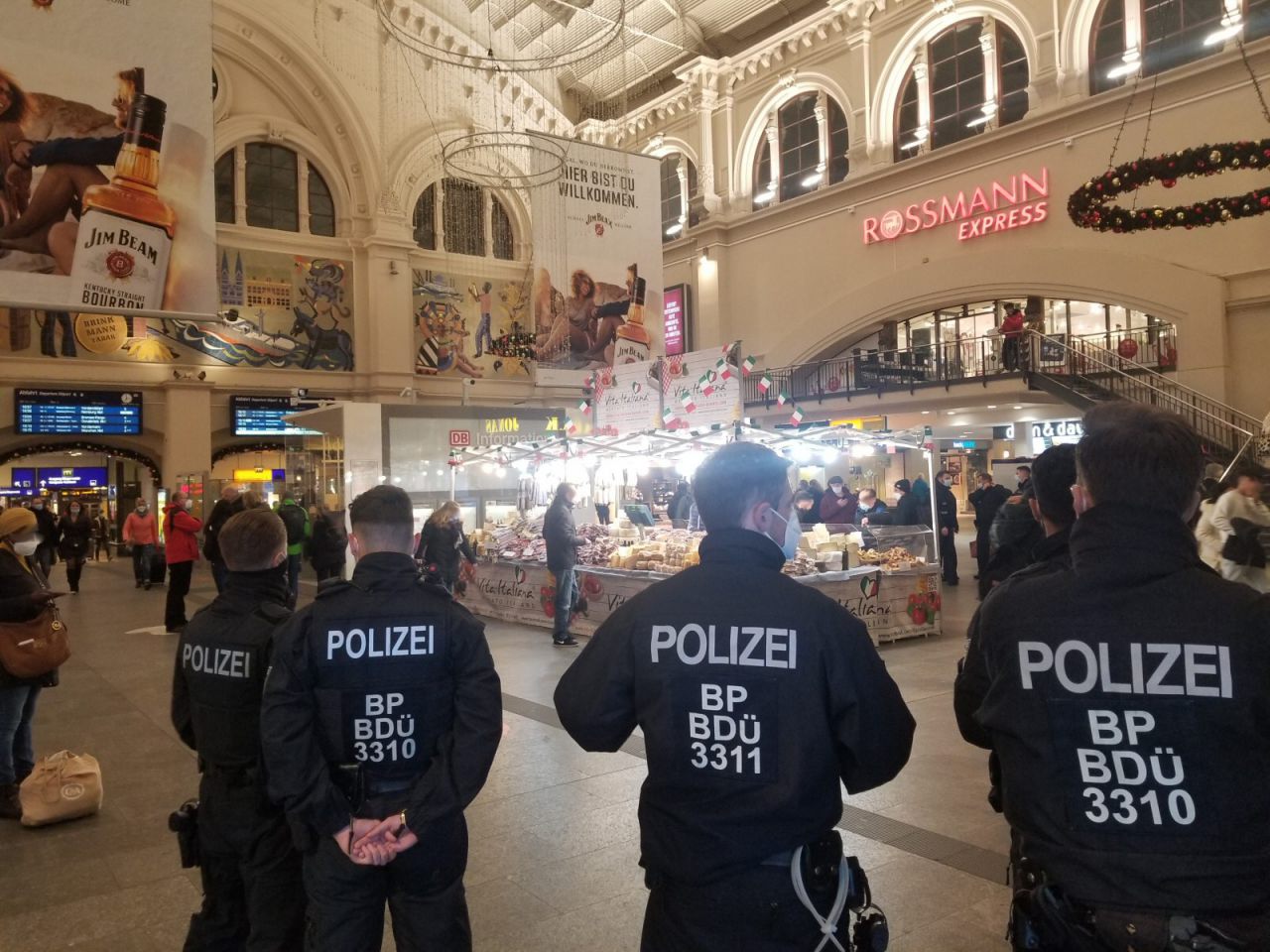 Unterstützungskräfte der Bundesbereitschaftspolizei im Hauptbahnhof Bremen