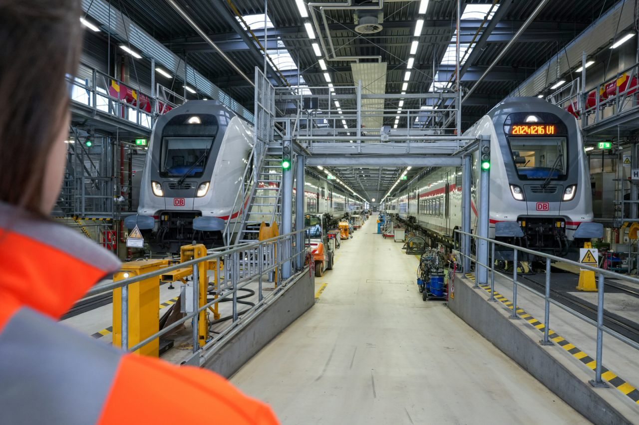 In der ca. 200 Meter langen zweigleisigen Werkstatthalle in Leipzig