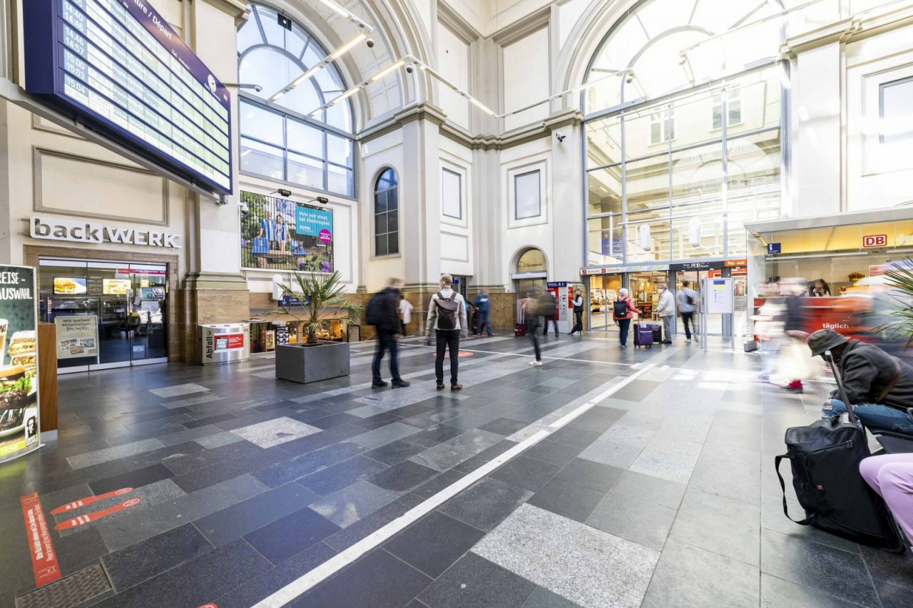 Empfangshalle des Bahnhofs Magdeburg