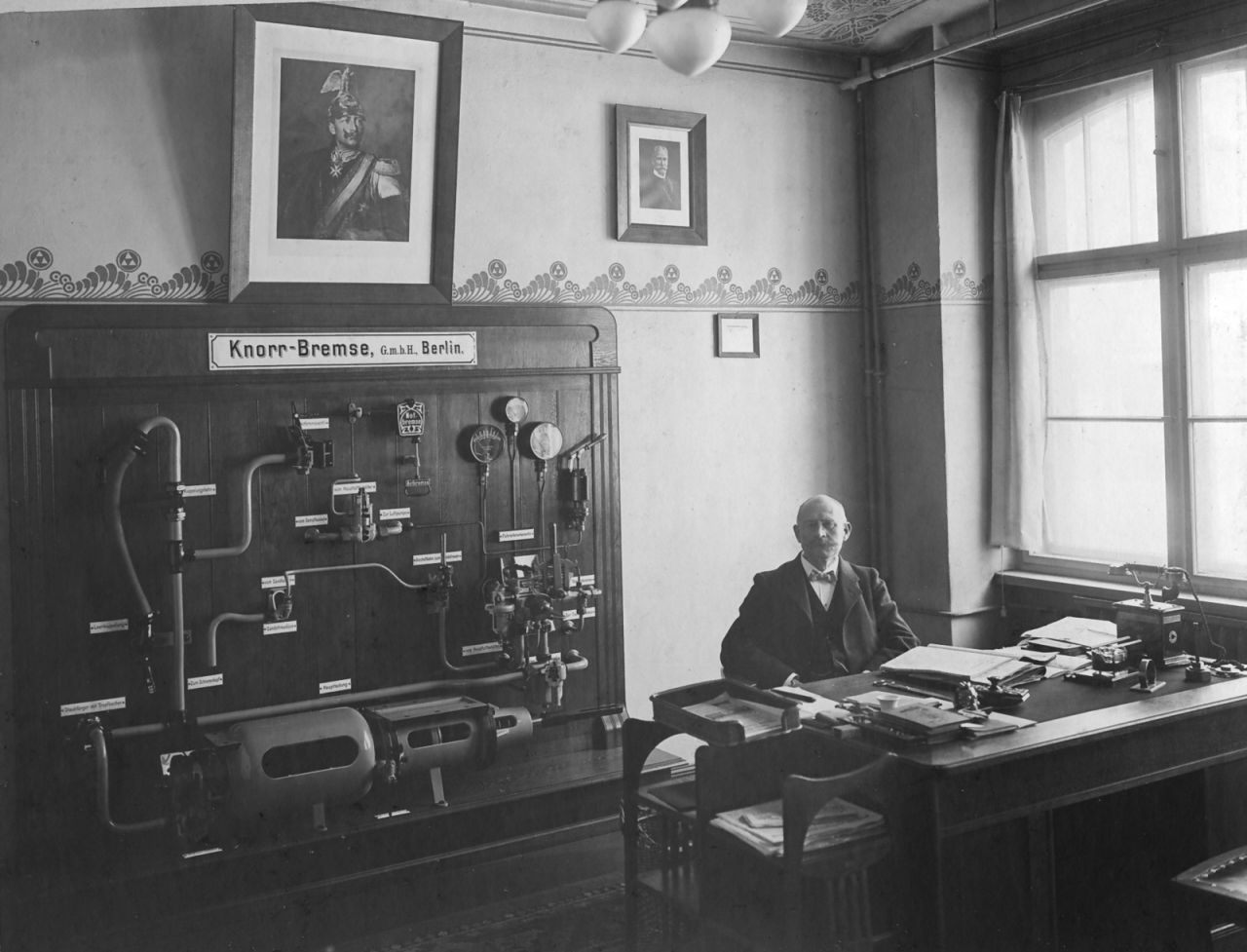 Firmengründer Georg Knorr in seinem Büro in Berlin