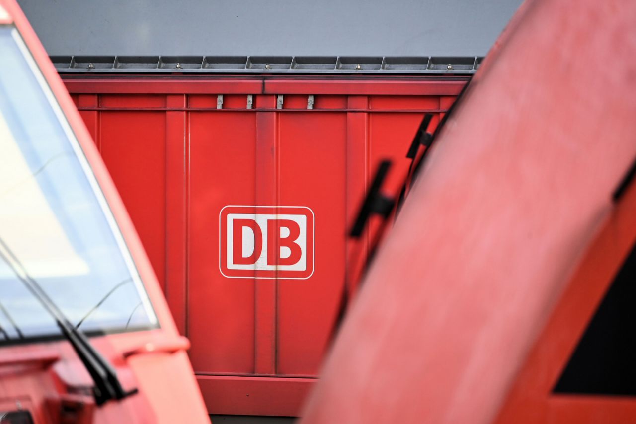 Durchblick auf das DB-Logo an einer DB-Cargo Ellok der Baureihe 187